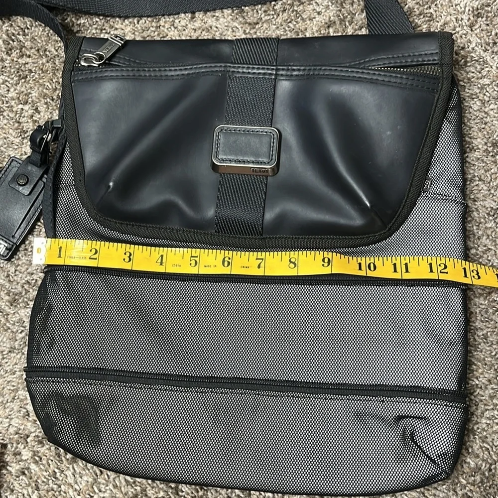 TUMI ALPHA BRAVO TRAVIS CROSSBODY MESSENGER BAG BLACK GREY IN REFLECTIVE SILVER